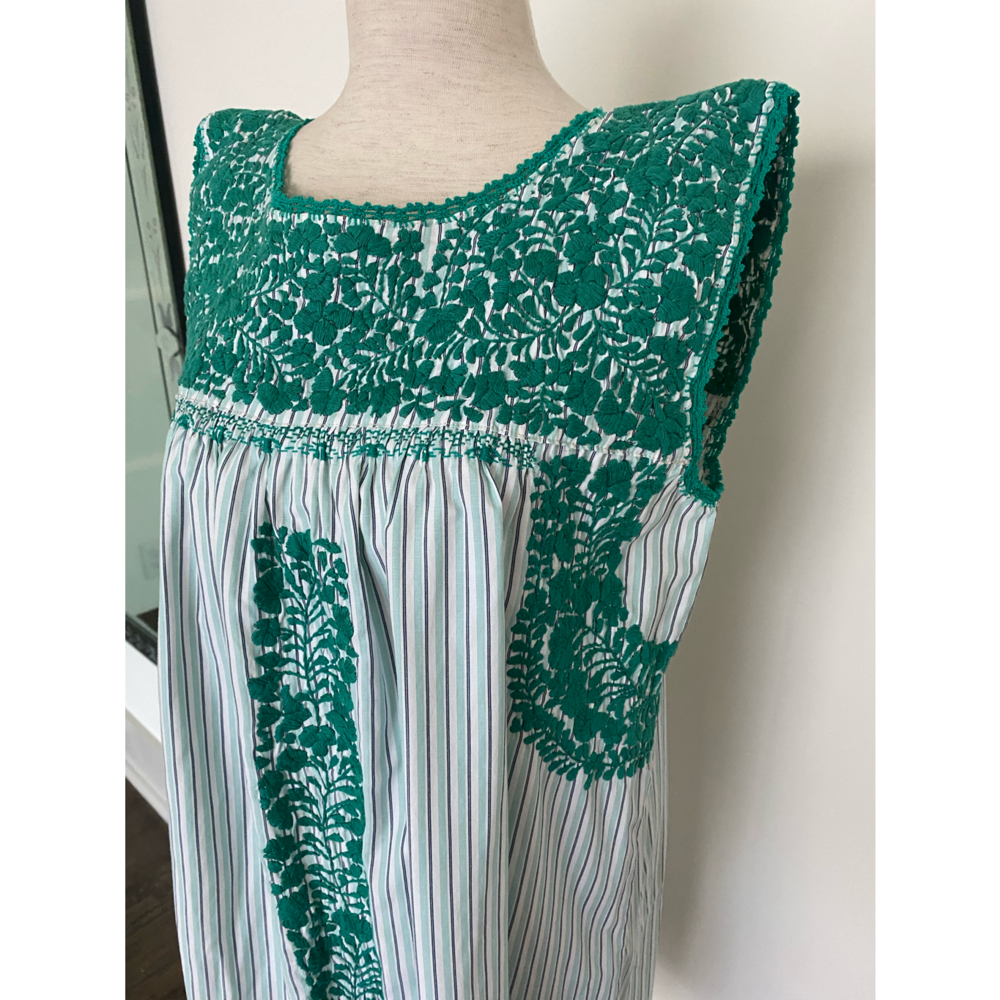 Embroidered dress - Picture 12 of 17